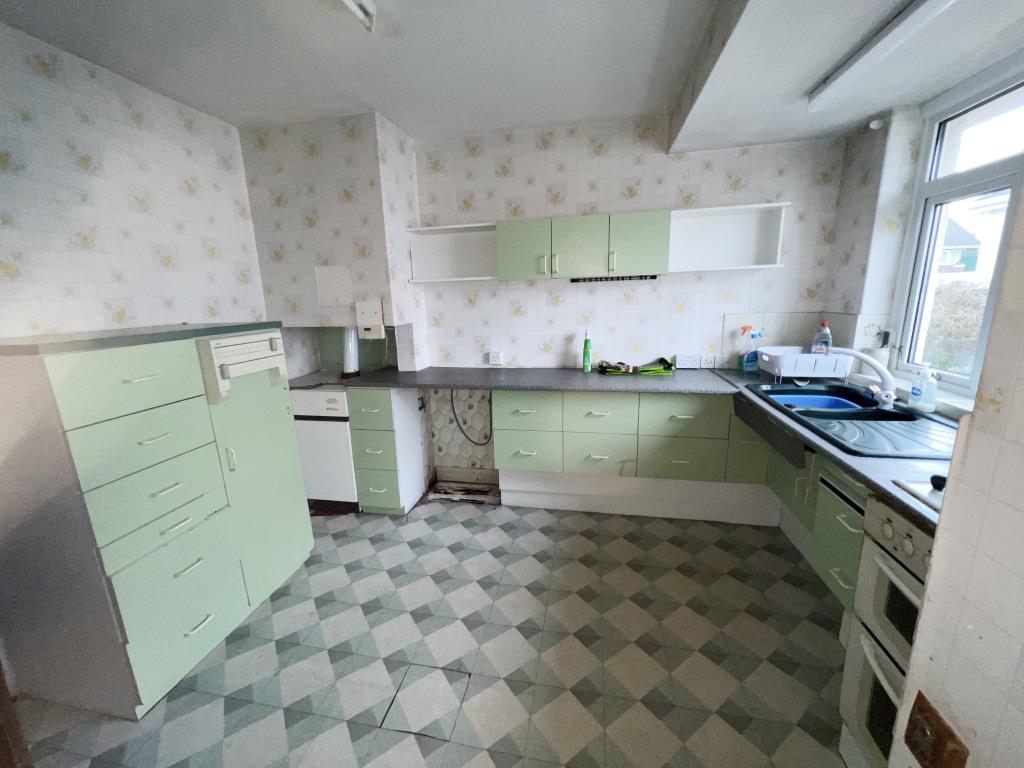 Lot: 69 - DETACHED BUNGALOW FOR REFURBISHMENT WITH POTENTIAL -
